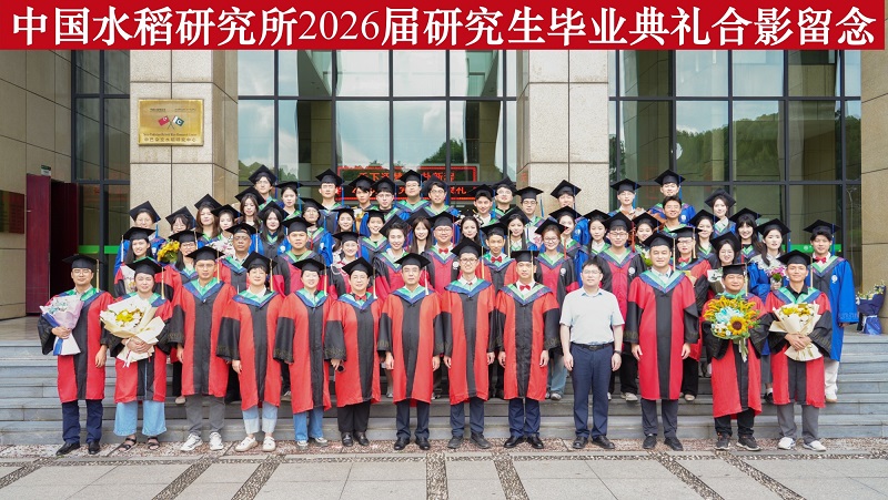 照片2 毕业典礼合影留念2222.jpg