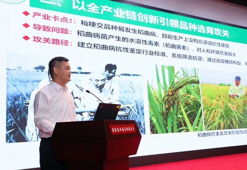 1-胡时开在院庆祝中国共产党成立105周年大会上做经验交流.jpg