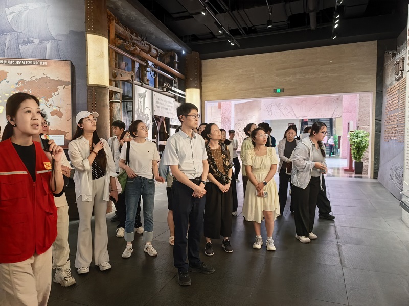 图片2 参观南湖革命纪念馆1.jpg